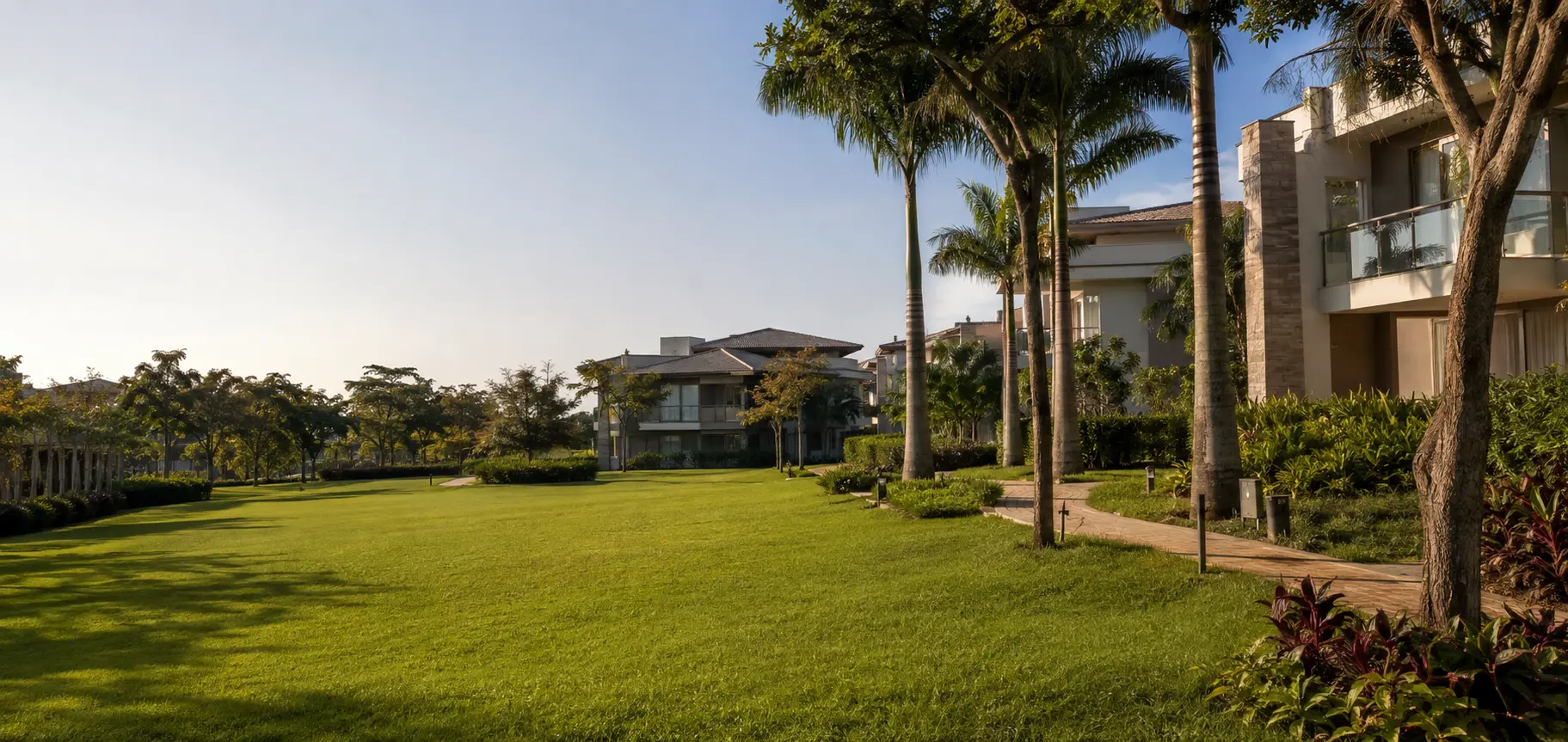Condomínio residencial com amplo gramado natural e paisagismo