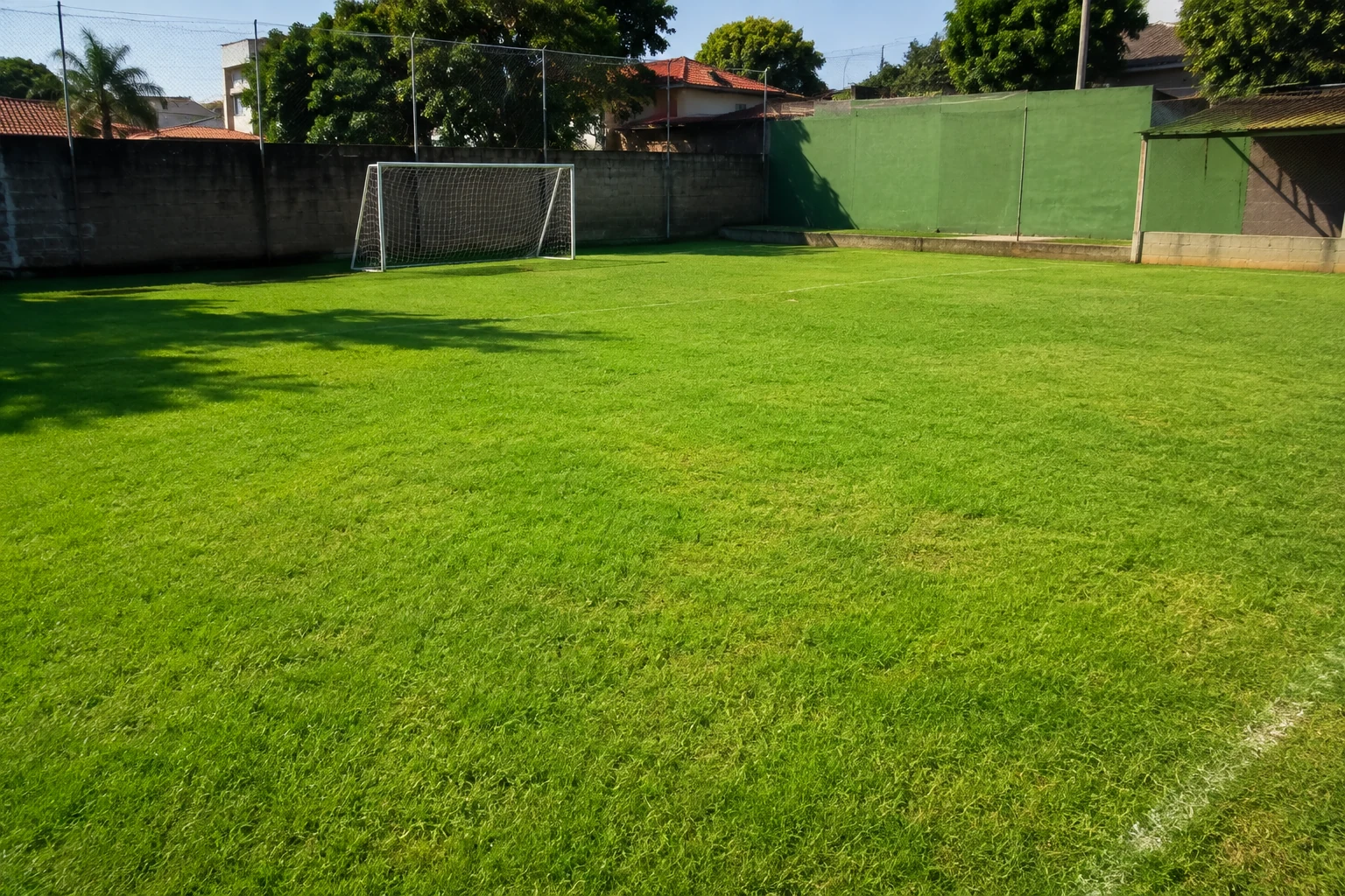 Campo de futebol amador com Grama Esmeralda